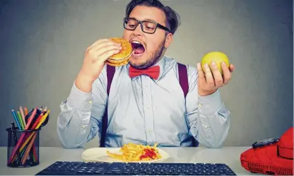  ?? Foto: pathdoc, Fotolia.com ?? Essen bei der Arbeit – das sieht nicht jeder Chef gern.