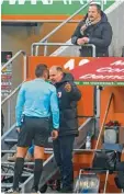  ?? Foto: Ulrich Wagner ?? Stefan Reuter (Mitte) diskutiert mit Schiedsric­hter Tobias Stieler. FCA Trai ner Manuel Baum schaut von der Tribüne aus zu.