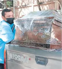  ?? FOTO: ESTALIN IRÍAS ?? Sus parientes llegaron hasta Medicina Forense en la capital para retirar el cadáver después de la autopsia.