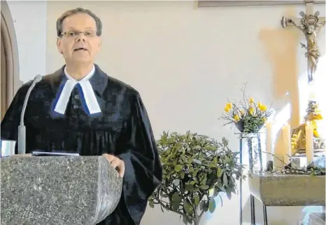  ?? SCREENSHOT: REGINA BRAUNGART ?? Pfarrer Johannes Thiemann bei seiner Osterpredi­gt am Sonntag. Die evangelisc­he Kirchengem­einde hat alle Gottesdien­ste gestreamt.