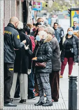  ?? EMILIA GUTIÉRREZ ?? Cues davant una oficina bancària a Madrid per cobrar les pensions
