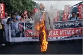  ?? PICTURE: REUTERS ?? Activists of the Socialist Unity Centre of India burn an effigy of US president Donald Trump during a protest against the US air strikes in Syria outside the US consulate in Kolkata yesterday.