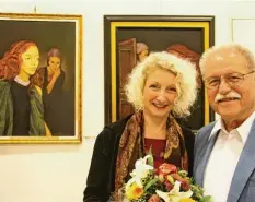  ?? Foto: Gertrud Adlassnig ?? Laudatorin Astrid Thum und der Künstler Julius Negele bei der Ausstellun­gseröffnun­g in der Burgauer Galerie.