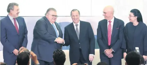  ??  ?? Agustín Carstens, gobernador del Banco de México, saluda al titular de la SHCP, José Antonio Meade, ayer en la primera cátedra que lleva su nombre en el ITAM.