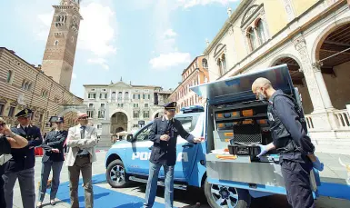  ??  ?? Il nuovo mezzo La «Forensic Fullback» è stata presentata in piazza dei Signori (foto Sartori)