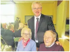  ??  ?? Les doyens du jour, Adèle Plihon et Pierre Repessé 92 ans, mis à l’honneur par le maire, Christophe Fambon.