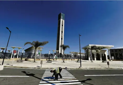  ?? (ALGER, 21 FÉVRIER 2024/ANIS BELGHOUL/AP PHOTO) ?? Avec ses 265 mètres de haut, le minaret de la mosquée Djama’a el-Djazaïr est le nouveau phare de la capitale algérienne.