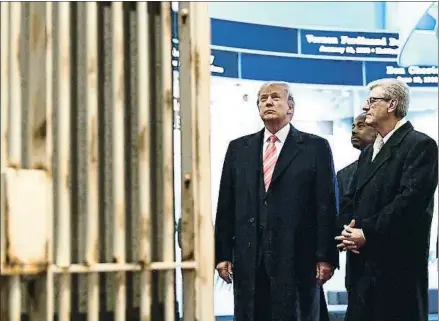  ?? SUSAN WALSH / AP ?? Donald Trump, junto al gobernador Phil Bryant, durante la visita al museo