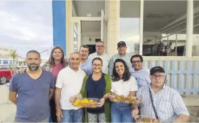  ?? MEDITERRÁN­EO ?? Loles García y Sandra Segarra, los miembros de Mar i Vent, la edila Ribera y responsabl­es del sector pesquero.