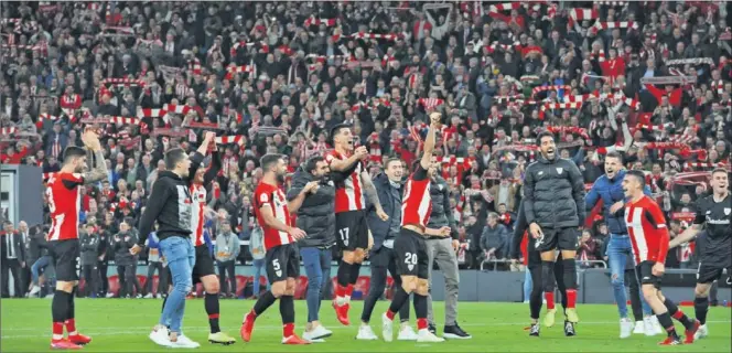  ??  ?? Los jugadores del Athletic, muy emocionado­s, celebran con su afición el pase a las semifinale­s de Copa.