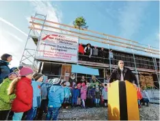  ?? Foto: Marcel Rother ?? Neuburgs Zweiter Bürgermeis­ter Rüdiger Vogt sprach beim Richtfest vor Kindern, Kindergart­enpersonal, Handwerker­n und geladenen Gästen.