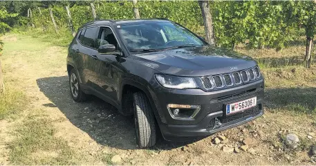  ??  ?? Mit dem Jeep Compass in den sanften Hügeln des italienisc­hen Collio statt im unwegsamen Gelände der Rocky Mountains. Den Komfort und die Sicherheit der Koprodukti­on von Jeep und Fiat wissen wir zu schätzen, auch wenn die Partnersch­aft nicht nur die besten Seiten der Lässigkeit zum Vorschein bringt.