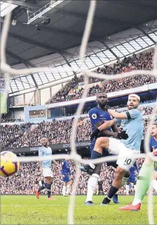  ??  ?? PICHICHI. El Kun Agüero finaliza para marcar su segundo gol, el tercero de la victoria del Manchester City ante el Chelsea.