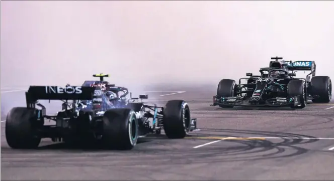  ??  ?? Los Mercedes de Lewis Hamilton y Valtteri Bottas, durante la celebració­n del final de temporada en el GP de Abu Dhabi, en la que los pilotos realizaron los típicos trompos.