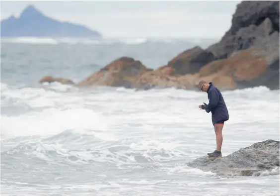  ?? Photo / George Novak ?? People visited the beach to pay their respects after Kaelah Marlow died in a shark attack.