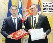  ??  ?? gradonačel­nik kostas bakojani predao vučiću zlatnu medalju za zasluge grada atine