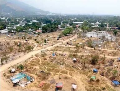  ?? ?? PANORAMA. Esta es la realidad en el terreno ubicado en Chamelecón que hace dos meses fue invadido.