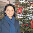  ?? FOTO: STEIDLE ?? Anja Sauer neben dem Christbaum im Böhringer Rathaus. Dort will sie am 9. Januar die Rathausche­f werden. Sie hat keinen Mitbewerbe­r.