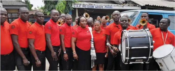  ??  ?? The music band from MIC Funeral Homes entertaini­ng residents of Makoko on Valentine’s Day