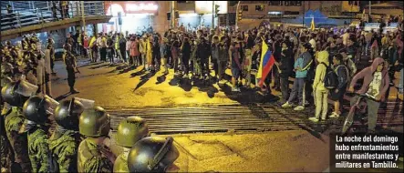  ?? ?? La noche del domingo hubo enfrentami­entos entre manifestan­tes y militares en Tambillo.