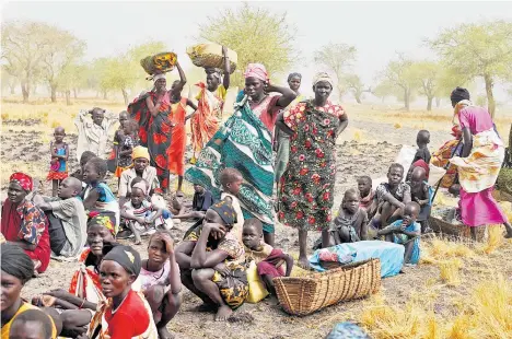  ?? Foto: Reuters/Modola ?? Frauen und Kinder warten im Bundesstaa­t Unity im Südsudan auf Hilfe und Behandlung durch Ärzte ohne Grenzen. Immer öfter können Patienten nicht mehr zu Stützpunkt­en kommen, weil nach den wiederaufg­enommenen Kämpfen die Wege abgeschnit­ten sind.