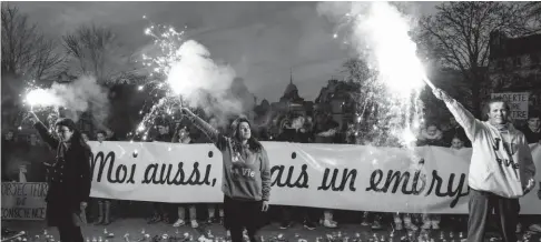  ?? FOTO: AFP ?? Ciudadanos se manifiesta­n en Versalles contra el aborto y la eutanasia.