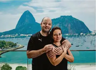  ?? Lucas Seixas/folhapress ?? Vacinados, o casal de Santos (SP) Jorge Calazan, 46, e Mayra Dias, 47, viajou para trabalhar e aproveitou para fazer turismo no Rio de Janeiro