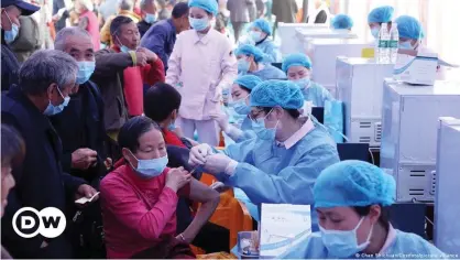  ??  ?? Different cities and institutio­ns have deployed different tactics to reach China's vaccinatio­n goals