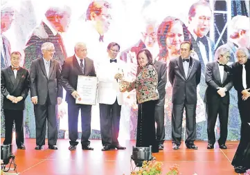  ??  ?? Abang Johari presents the Bumiputera Entreprene­ur Excellence Award to Rheineld. From left are Naroden, Abang Helmi, Awang Tengah, and Len Talif. — Photo by Chimon Upon