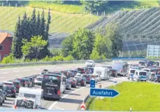  ?? FOTO: SIEGFRIED HEISS ?? Der Stau auf der A 96 wegen der Grenzkontr­ollen im Zuge des G7-Gipfels reicht teilweise bis Österreich.