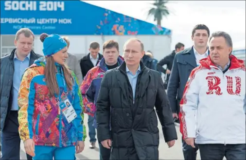  ??  ?? SOCHI, BAJO SOSPECHA. Vladimir Putin, en una visita a Sochi 2014: el COI ha borrado y duda de los resultados de sus deportista­s.