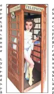  ?? (© PIH) ?? Carrie Fisher, statue grandeur nature de la Princesse Leia dans une cabine téléphoniq­ue anglaise vintage.