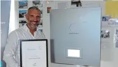  ?? Foto: Monika Leopold Miller ?? Robert Specht von der Firma Energeticu­m in Balzhausen freut sich über die Auszeich nung als derzeit größter Vertreiber von Sonnen Batterien auf dem internatio­nalen Markt.