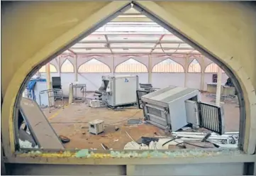  ?? SANCHIT KHANNA/HT PHOTO ?? Damaged security screening stations at Red Fort, a day after the violence in the Capital.