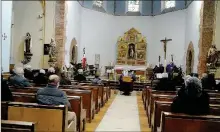  ??  ?? En l’église st Cyr et sainte Julitte avec le père Roger