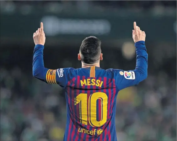  ?? / JORGE GUERRERO (AFP) ?? Leo Messi celebra el primero de sus tres goles al Betis del domingo en el Benito Villamarín.