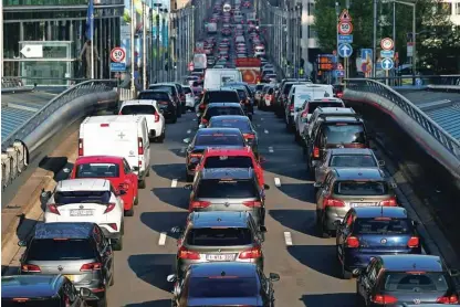  ?? Foto Francois Lenoir/Reuters ?? V novih pravilih je predvideno, da v EU od leta 2035 ne bi več smeli prodajati avtomobilo­v z notranjim zgorevanje­m.
