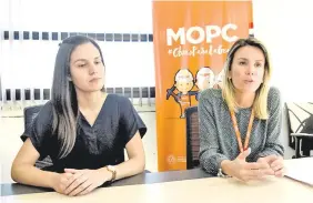  ??  ?? María Laura Maciel y la Ing. Pilar Cristaldo, de la Dipe del MOPC, dieron detalles de la construcci­ón de la ruta San CristóbalN­aranjal.