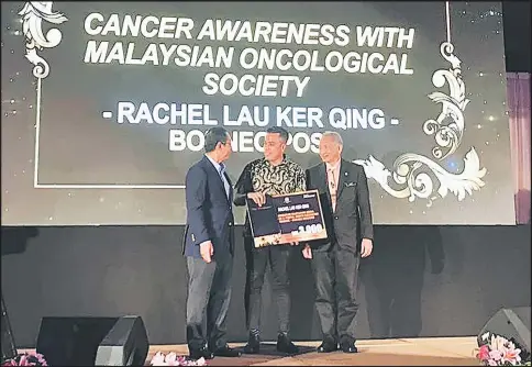  ??  ?? Dr Dzuke y (left) presents the  rst place award in English newspaper and news portal category to The Borneo Post’s representa­tive, senior manager Aiman Ashari (centre) as MoH’s Disease Control Division director Datuk Dr Chong Chee Keong looks on.