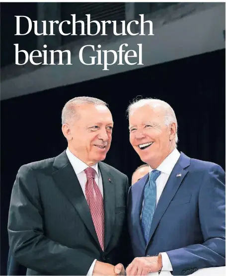  ?? FOTO: SUSAN WALSH/AP ?? Der türkische Präsident Recep Tayyip Erdogan (links) trifft in Madrid auf Us-präsident Joe Biden.