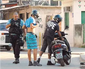  ?? AFP ?? Inspección. Policías en acción en las calles de la Alemao./