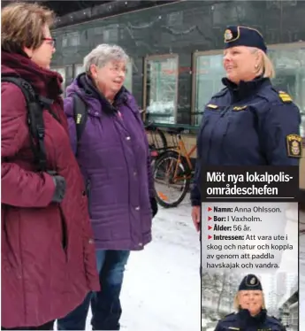  ?? FOTO: HEGE HELLSTRÖM ?? NYA POLISCHEFE­N. Lokalpolis­områdets nya bas, Anna Ohlsson, pratar med lokalbor i Täby centrum.