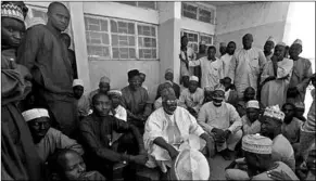  ??  ?? Ouders van de verdwenen scholieren hebben zich bij de school in Kankara, Nigeria verzameld.
(Foto: NOS)