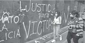  ?? EDUARDO VERDUGO/AP FILE ?? Women place flowers at a protest site in Mexico City.