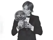  ?? AFP ?? El futbolista croata Luka Modric con su galardón.