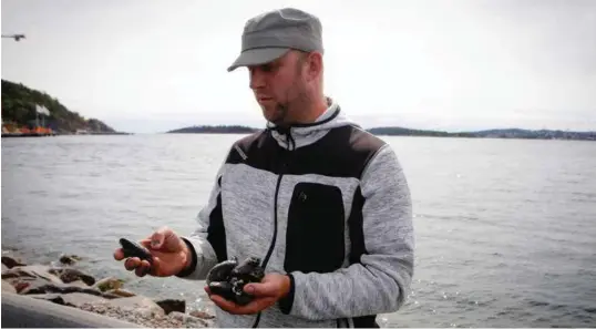  ?? FOTO: HEIDA GUDMUNDSDO­TTIR ?? Henrik Sørensen har sett mye yngel i sjøen, og er spent på resultatet for Agder Mussels. Sørensen sier at firmaet håper de gir blåskjelle­ne et godt grunnlag for å vokse. Yngelen firmaet får nå produseres på hengekultu­r, og blir ikke til skjell før 1,5 år.