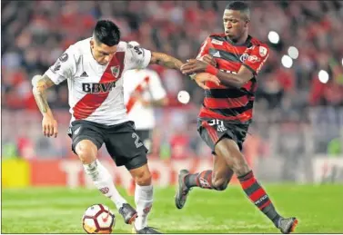  ??  ?? RIVALIDAD. Vinicius Junior disputa un balón con Enzo Pérez durante el partido entre Flamengo y River.