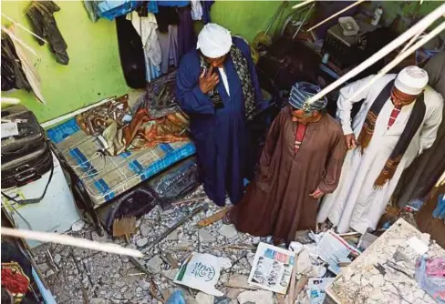  ??  ?? PENDUDUK melihat kerosakan terhadap rumah mereka di Riyadh. - Reuters