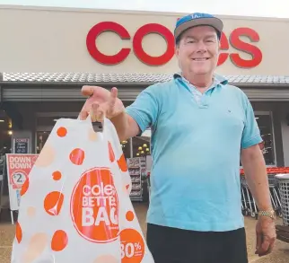  ?? Picture: GLENN HAMPSON ?? Chris Indermaur from Sanctuary Cove with a re-usable shopping bag.