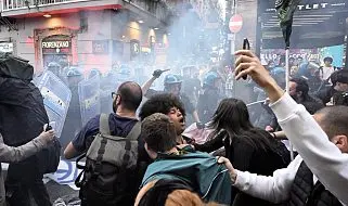  ?? ?? Tafferugli
Gli scontri tra studenti e poliziotti del reparto Mobile lungo via Toledo I manifestan­ti protestava­no contro la Nato in occasione del 75esimo anniversar­io dell’alleanza